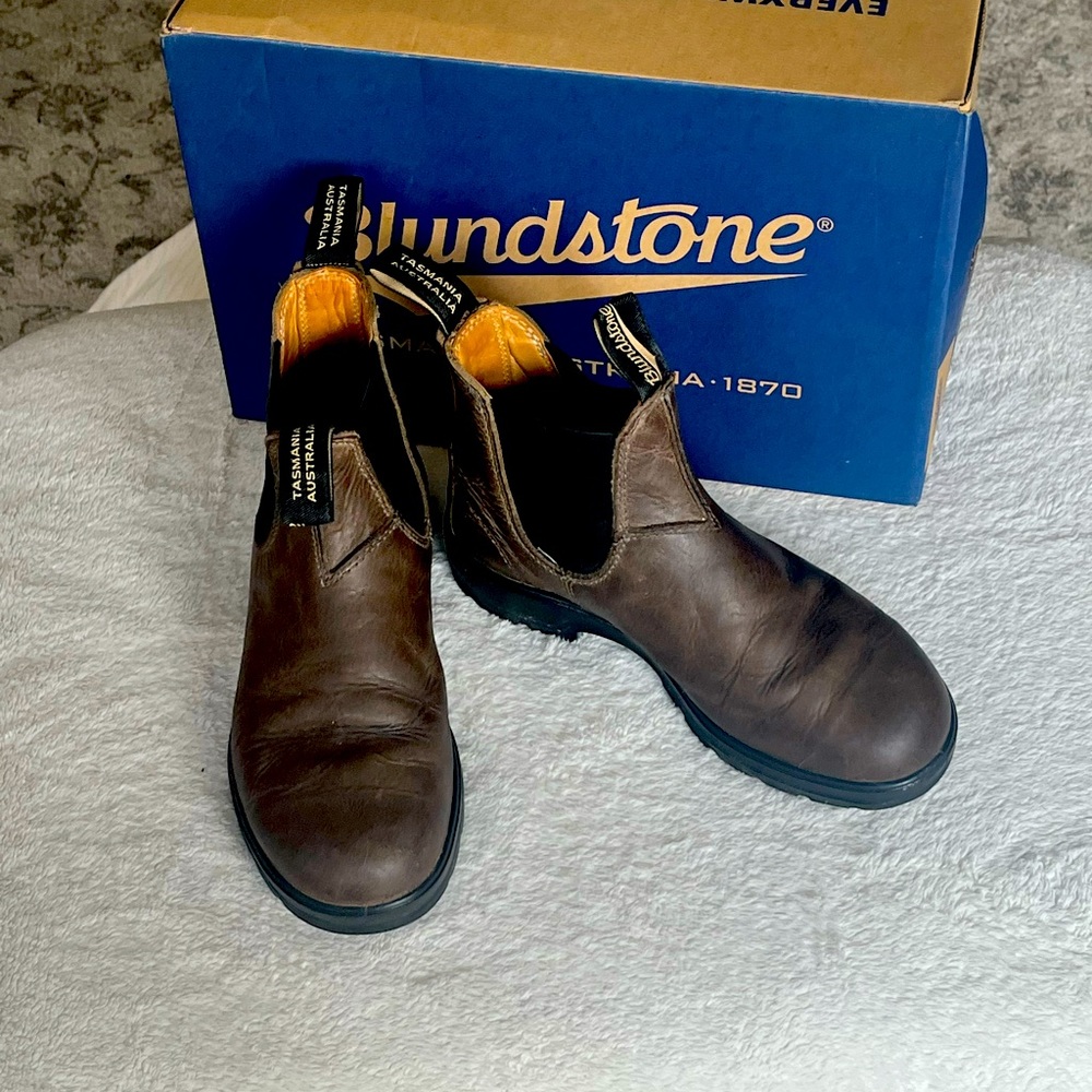 gently used size 4 women’s Blundstone boots asking 200$ or best offer